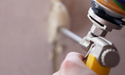 spray insulation gun spraying wall